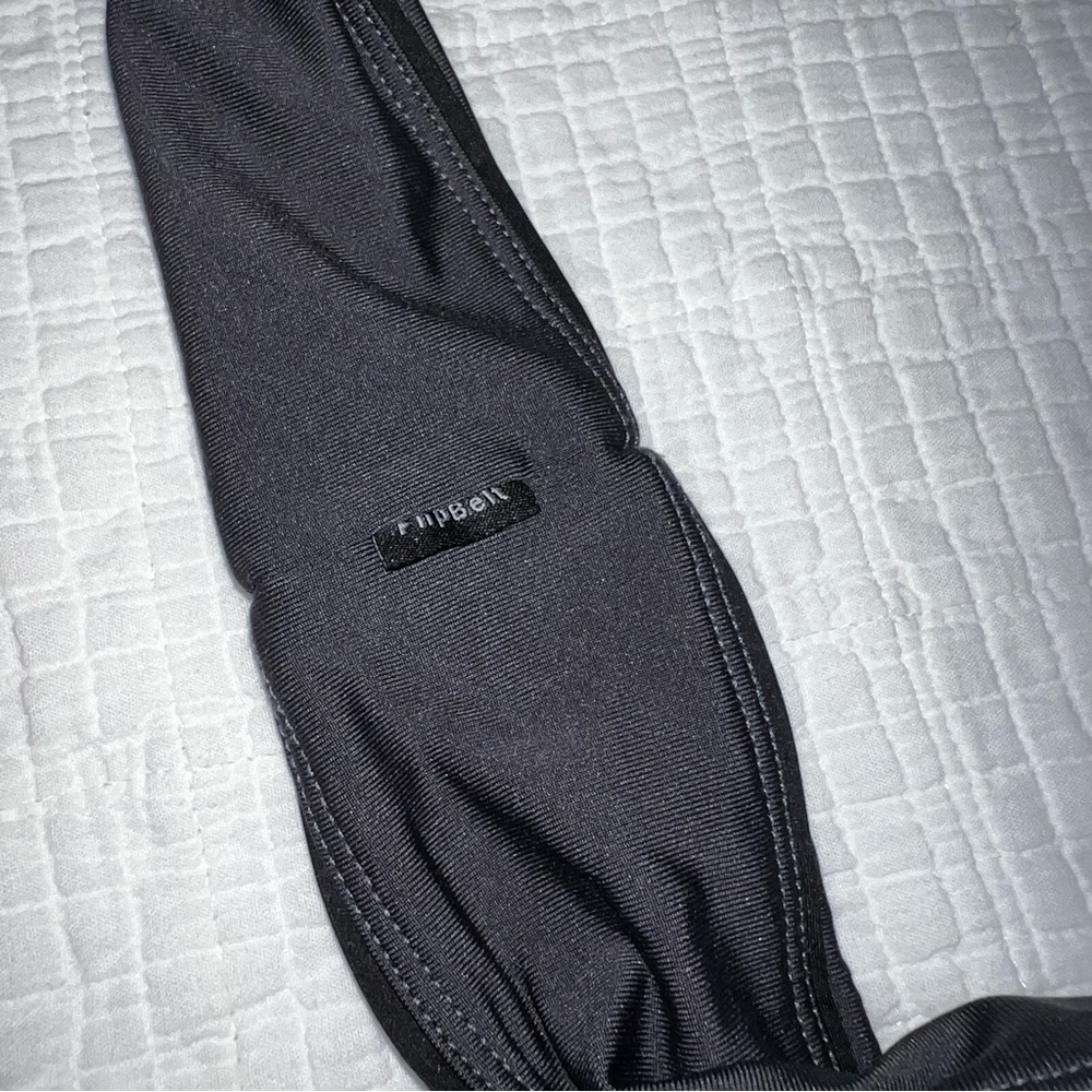 Flipbelt Dark Grey Running Belt Size Medium
Like new condition - Picture 3 of 4